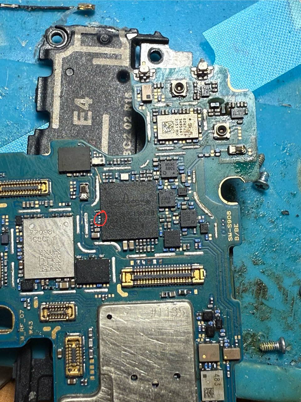 Есть у кого фото это части или схема .принесли копаный не работает WiFi ,тут должен дать какой элемент...