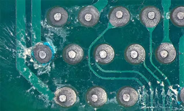 Примерно так выглядело? Flux corrosion, куча картинок в гугле ...