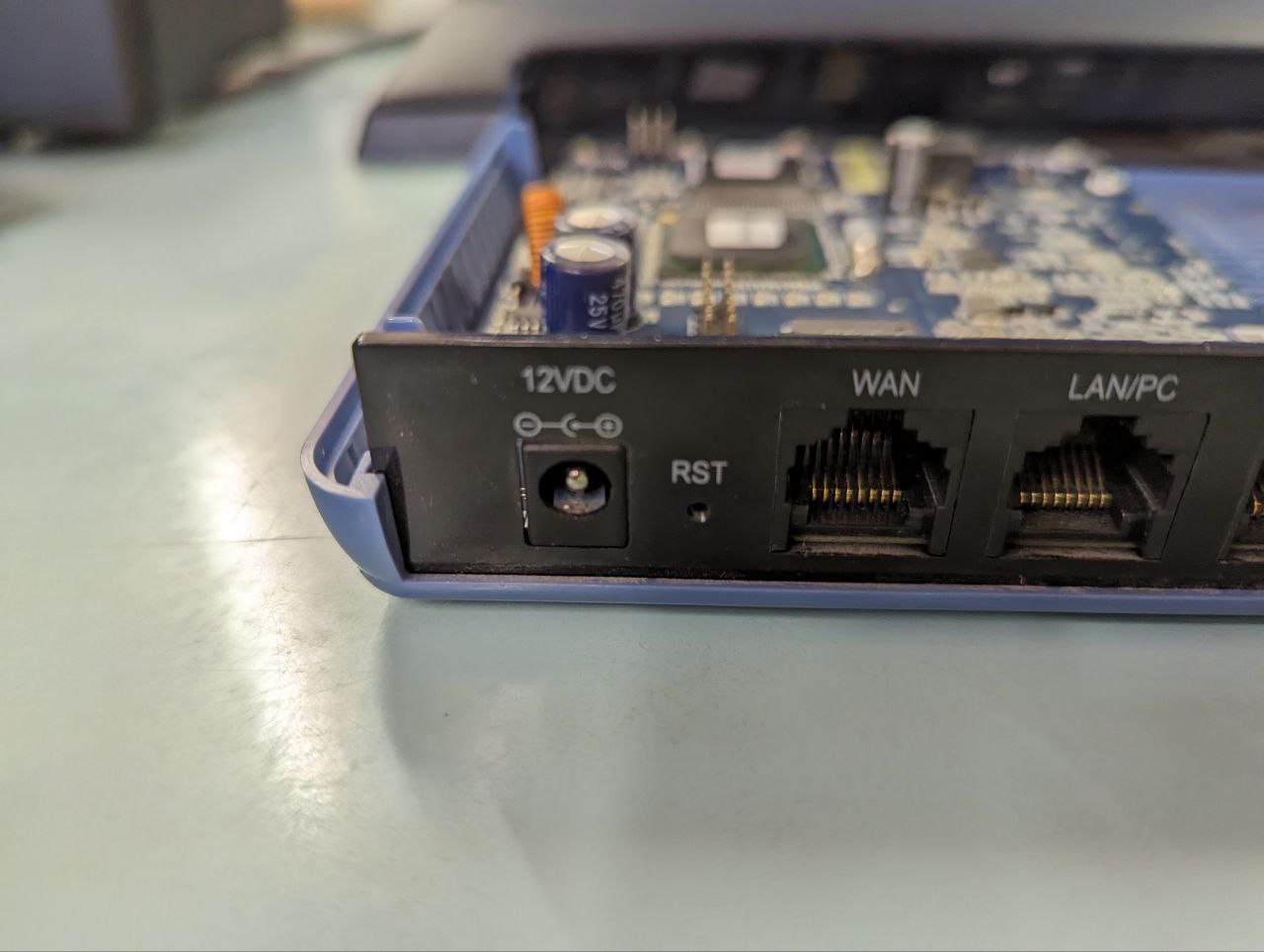 День добрый, проектирую плату с питанием 12V, 3А. Не могу никак подобрать разъем для питания, везде максимальный...
