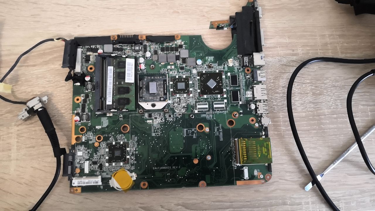 Ноутбук HP dv6 - 2020er, мат.плата DAUT1AMB6E0 REV:E. Дефект включается но нет изо, прогрел видик и север,...