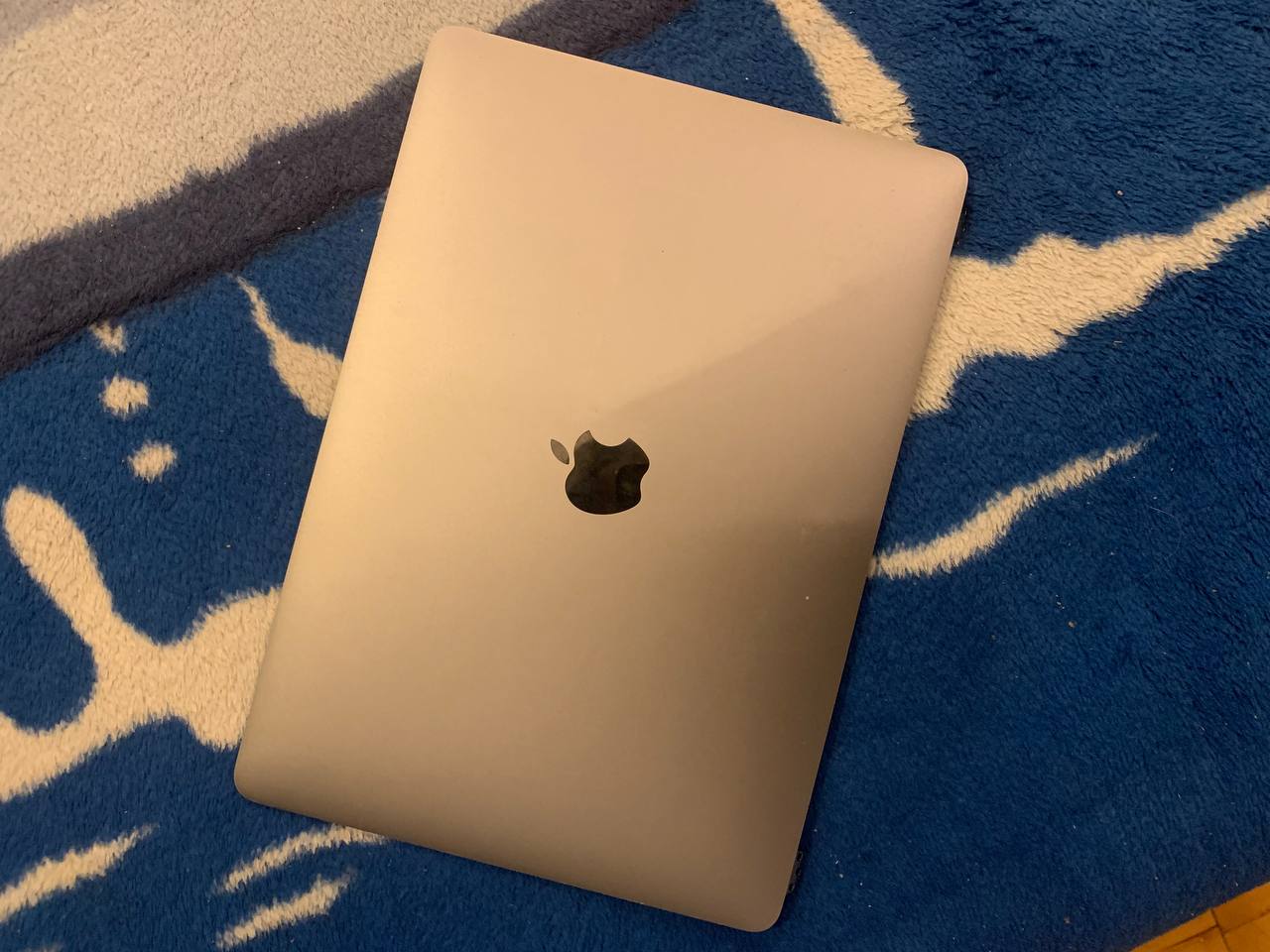 Продам матрицу в сборе.снята с MacBook Pro 2017 a1706.
Дефект перетёртый шлейф подсветки. Экран тухнет...
