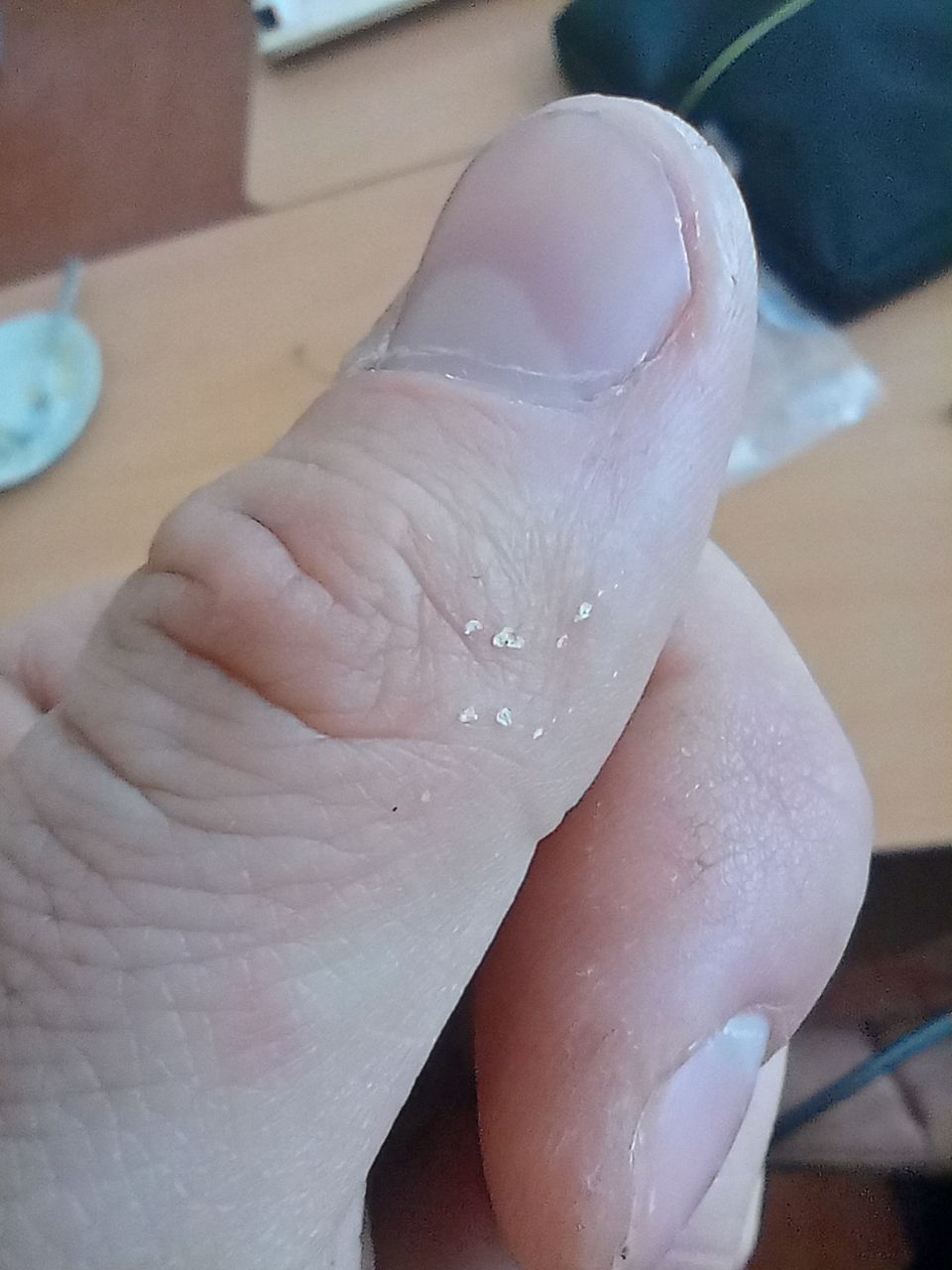 Не просто било током. Мне палец жгло штекером hdmi кабеля ...