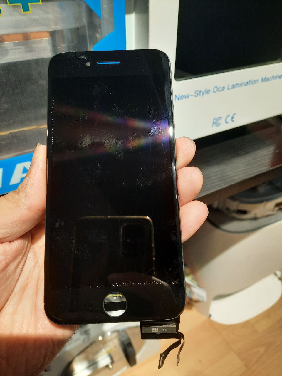 Верхний шлейф подсоедините Мужики, iphone 7 дисплей хорошо не прослушил после спирта и заклел стекло....