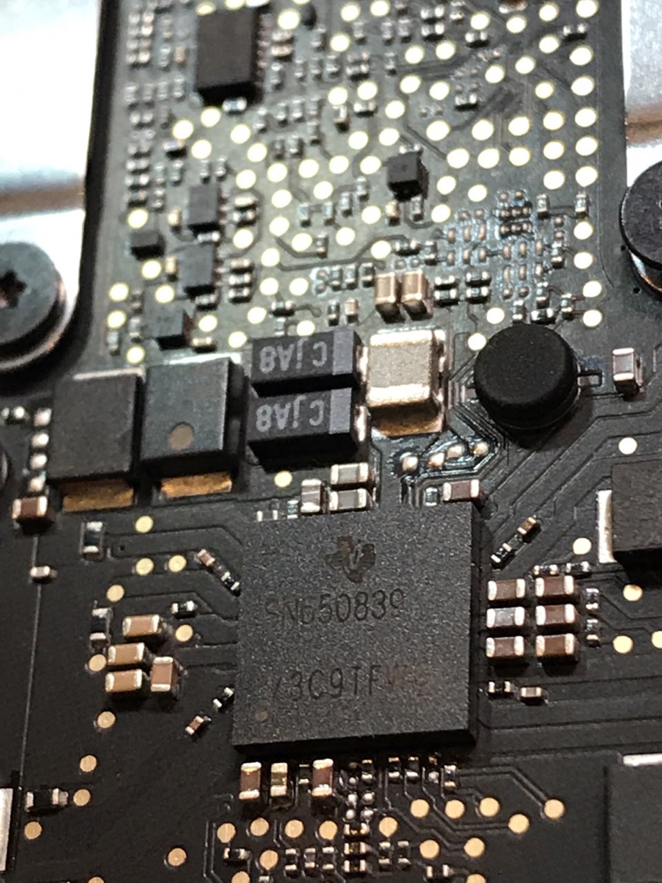 А1708macbook: После замены cd321500,на usb-c  20 V на входе есть,но macbook невключаетса.Греетса этот...