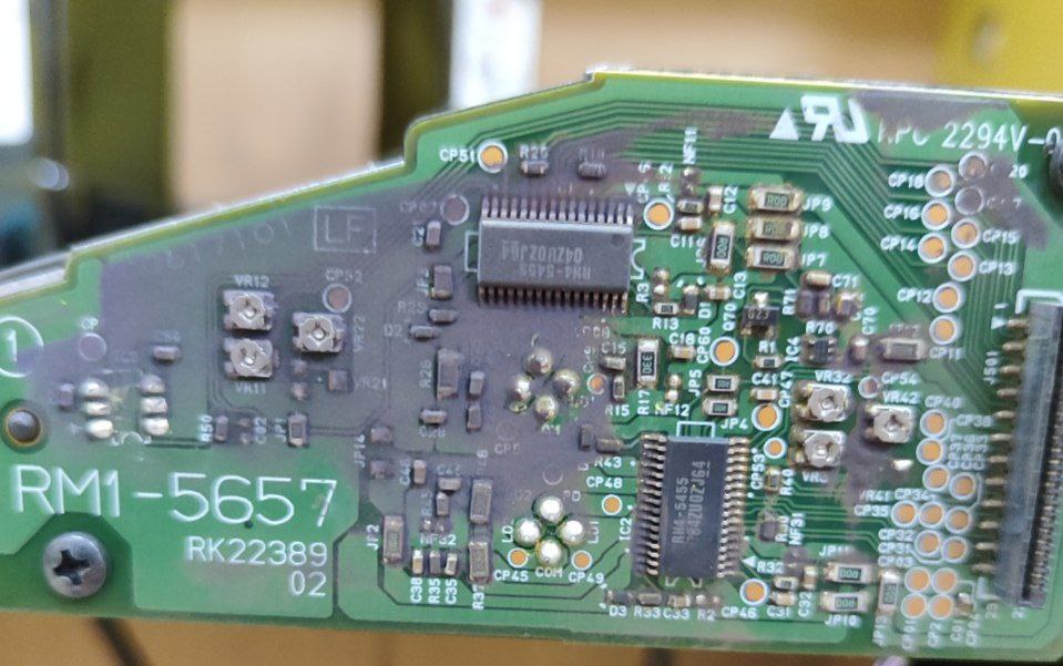 Всем привет. Цветник HP 4525 даёт жёлтую заливку. Менялись чипы, картриджи, форматтер. Контакты на картридж...