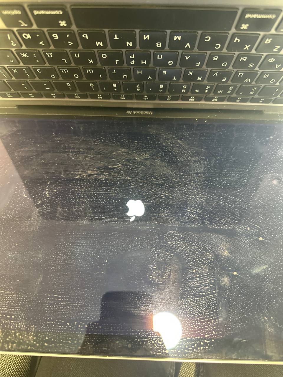 Всем привет MacBook Air 2179 после воды висит вот так на trackpad реакция есть клавиатура как будто зависает,вышла...