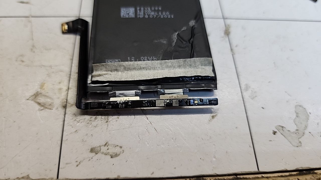 Добрый вечер! Iphone 11, перекидывал родной шлейф от оригинальной акб на другую банку, теперь не заряжается...