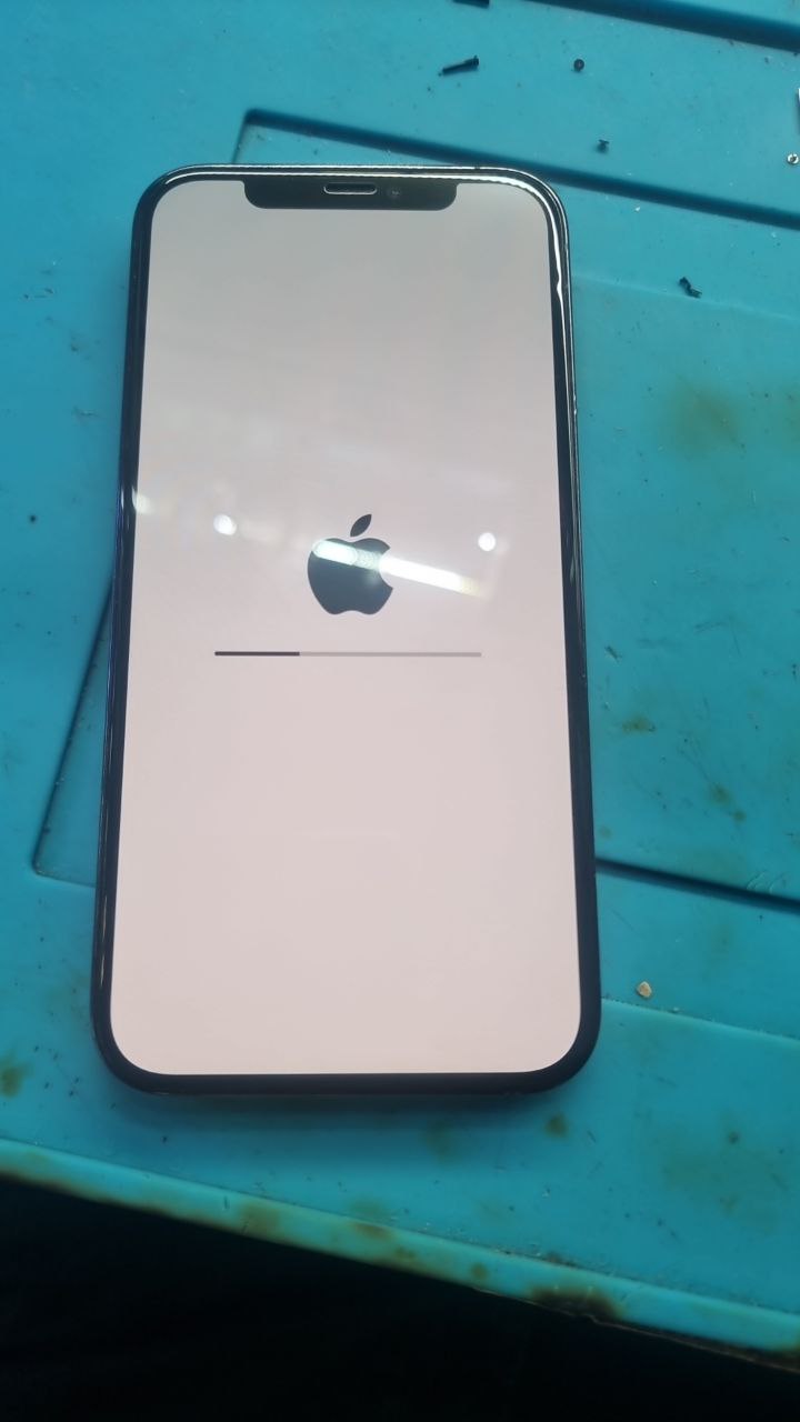 iphone 12 pro 512.

человек сам попробовал обновить через комп.памяти было чуть меньше 10гб остатка.шкала...