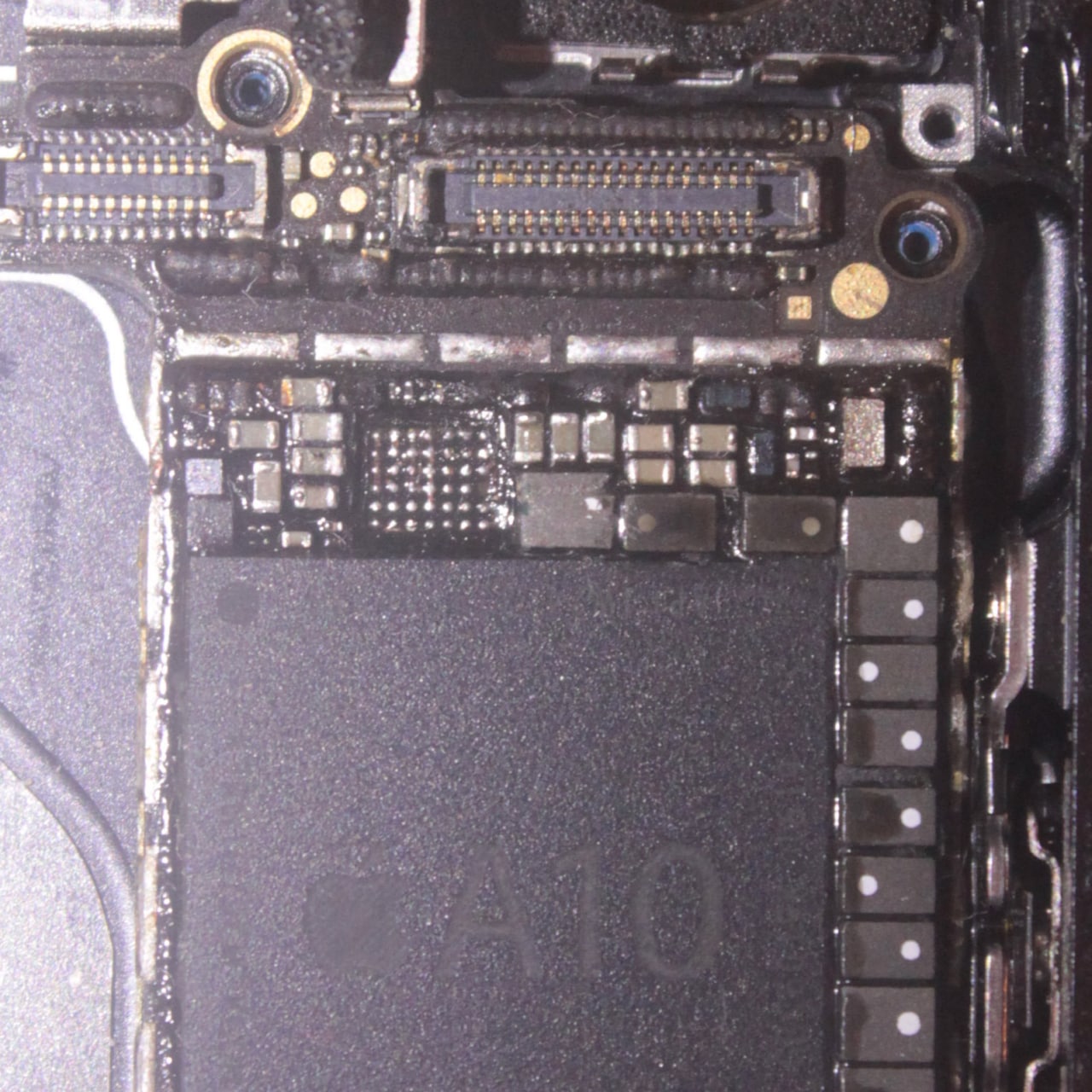 Угораздило меня после ноутов влезть в свой iPhone 7. Отвалился верхний динамик, отпаял U3301 - там отвалился...