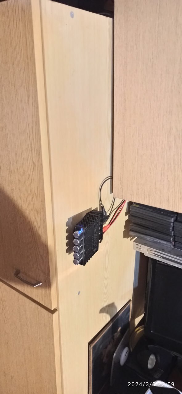 Присрал таки усилитель на стенку. уффф..... ...