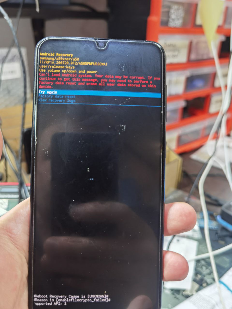 Samsung A50 зашел с обычной проблемой, висит на первой заставке. Откатал бутер, стал пытаться включиться,...